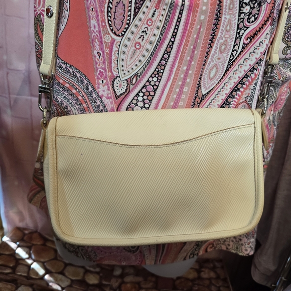 Louis Vuitton - Picture 7 of 8